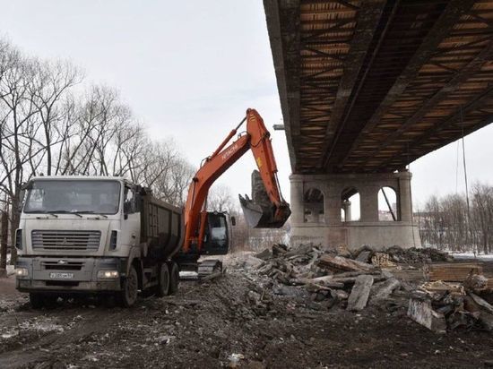 В Омске движение на Ленинградском мосту встало полностью