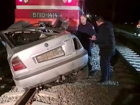 Четыре человека погибли в ДТП с участием авто и поезда, следовавшего из Севастополя в Петербург