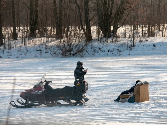 В Агрызском районе Татарстана под лед провалился снегоход с людьми