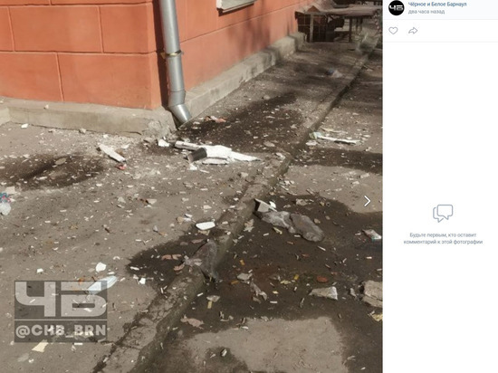 В Барнауле посыпалась штукатурка с очередного дома на проспекте Ленина