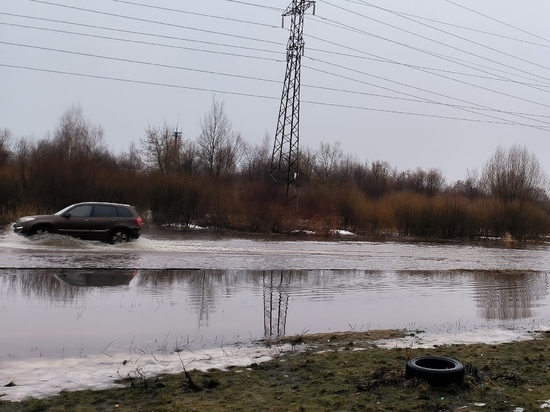 В Твери затопило улицу Фрунзе: оправдано передвижение на лодке