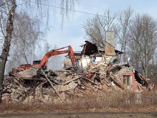В Киреевске на улице Октябрьской снесли частично обрушившийся дом
