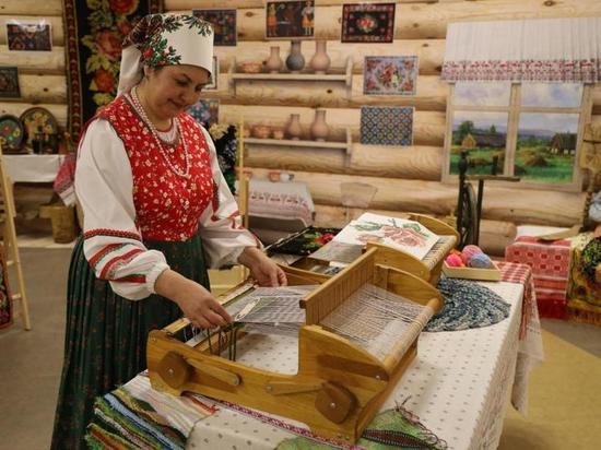 В Тюменской области школьников научат ткать ковры и расписывать деревянные изделия