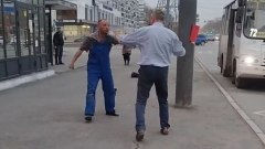 В Челябинске после драки с пассажиром водитель попал в больницу: видео потасовки