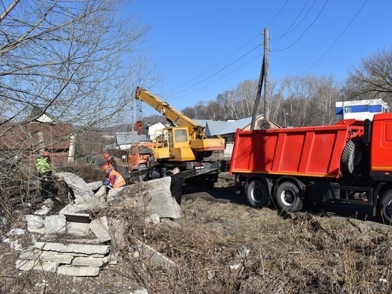 Пензенские рабочие начали демонтаж бетонных блоков, ограждений с муниципальной земли