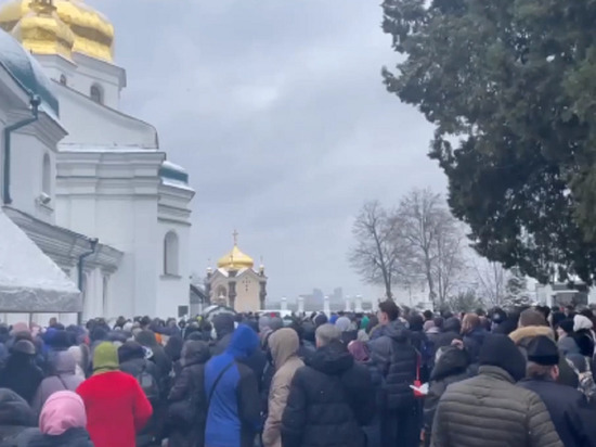 В Киево-Печерской лавре перед выселением монахов собралась огромная толпа