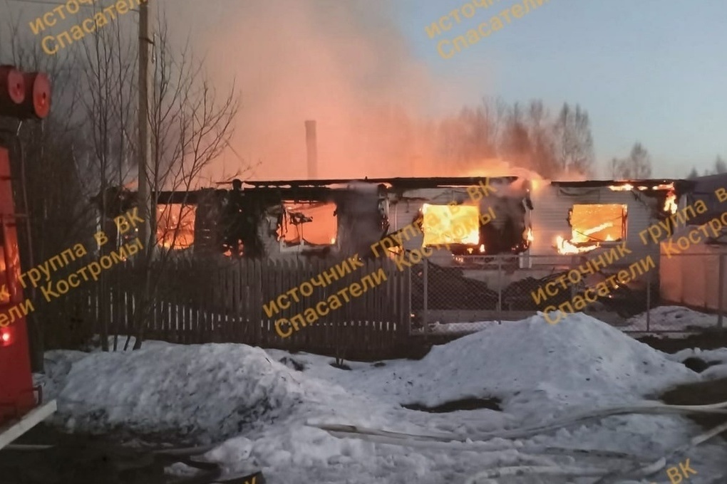 Костромские пожары: в Макарьеве сгорел двухквартирный дом