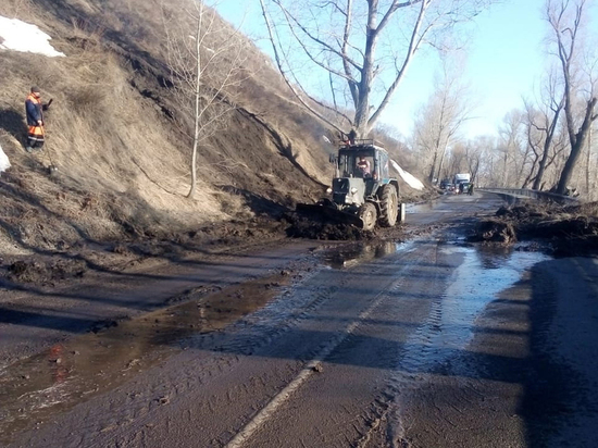 Дорожники устраняют последствия схода оползня на Чуйском тракте в Алтайском крае