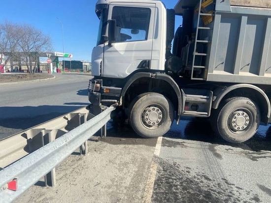 В Челябинске грузовик врезался в отбойник