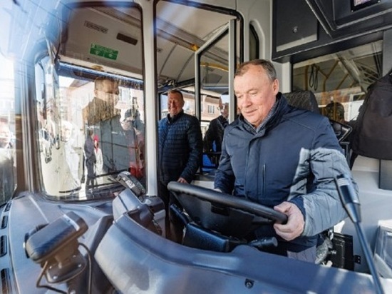 Мэр Екатеринбурга осмотрел новые троллейбусы