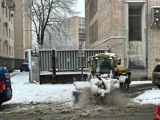 Спецтехника убирала 18 см снега мартовским утром в Ленобласти