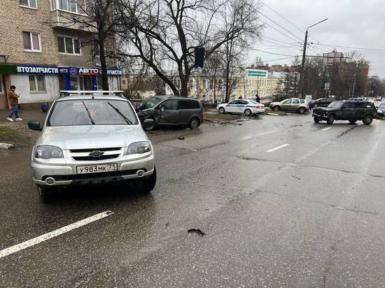 В Туле на улице Дмитрия Ульянова столкнулись Lada, Volkswagen и Нива