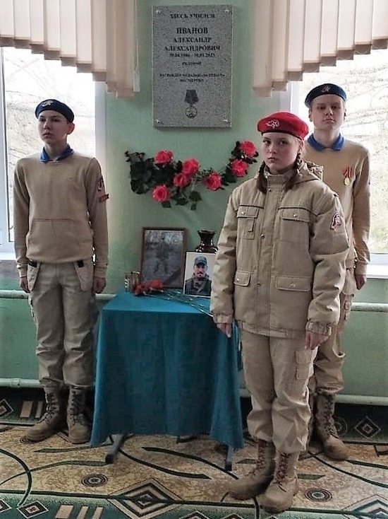 В тверской школе №38 появилась мемориальная доска в честь бойца, погибшего на СВО