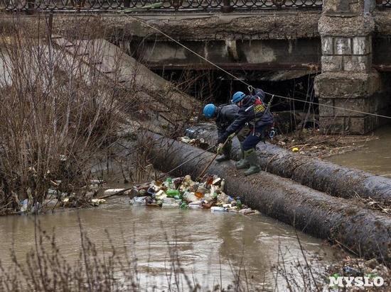 В Туле из реки Воронки спасатели выловили плавучий мусор