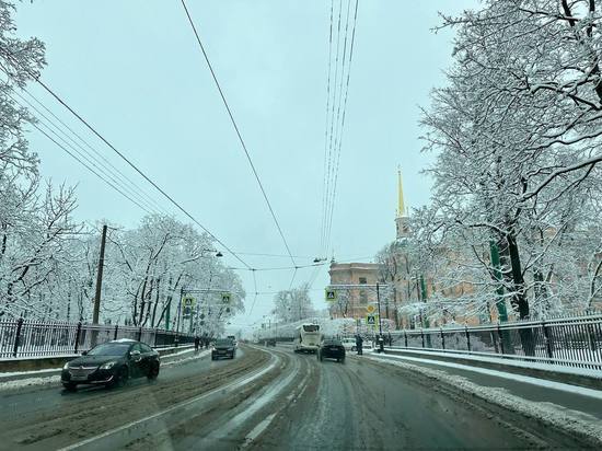 Автомобилистов попросили не гонять на дорогах Петербурга из-за плохой погоды