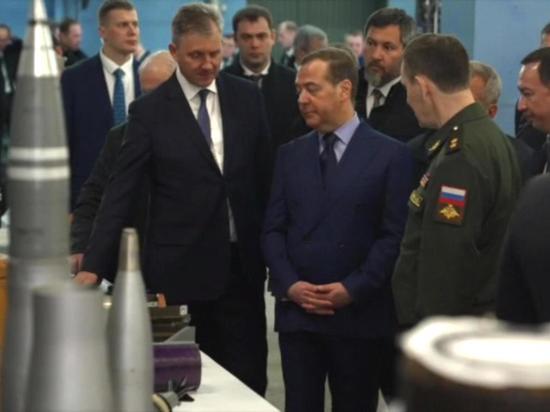 Медведев призвал добиваться эффективности снарядов