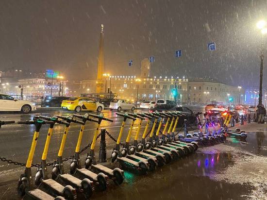Сильный снегопад приостановил работу сервисов кикшеринга в Петербурге