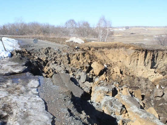 Под Новосибирском от паводка провалилась дорога
