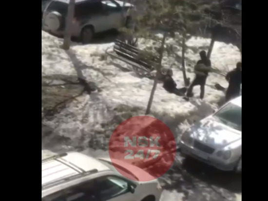 В Новосибирске во дворе жилого дома стреляли в человека