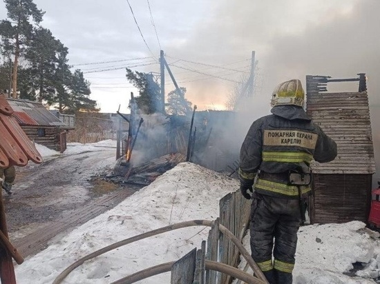 Три автомобиля вспыхнули на станции Шуйская в Карелии