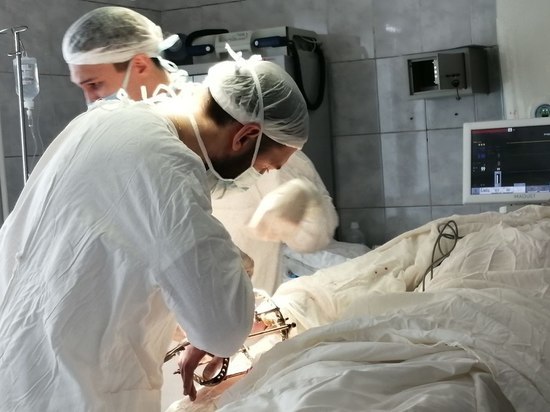Южноуральские хирурги удалили мужчине опухоль под коленом
