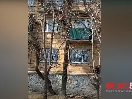 Во Владивостоке мужчина по балконам спустился с пятого этажа