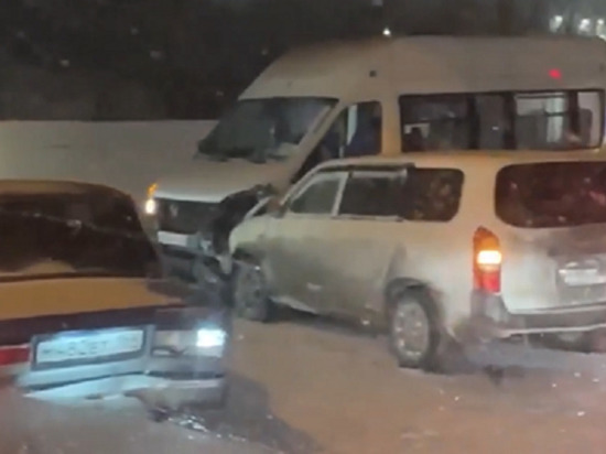Массовая авария заблокировала движение на Тещином языке в Новосибирске