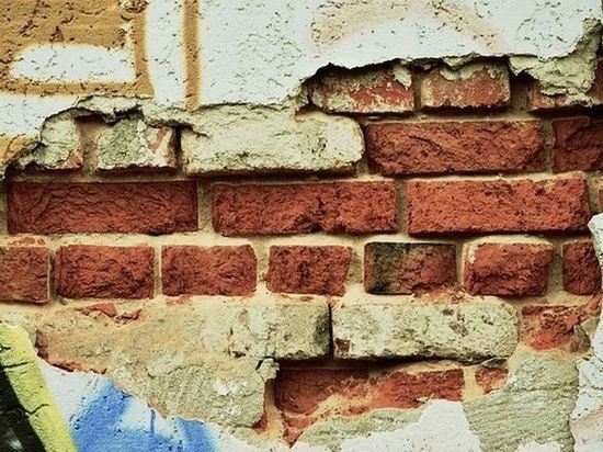 В Орле на женщину рухнул кусок штукатурки со стены дома