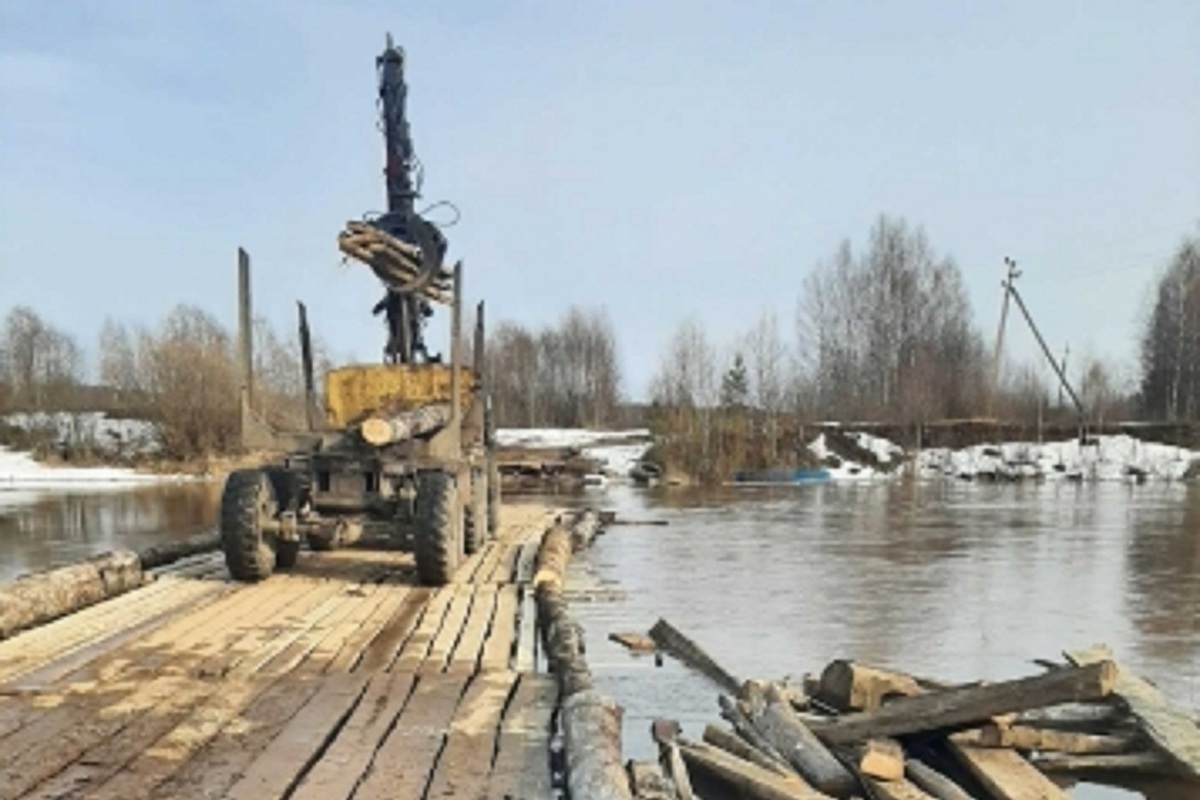 В Костромской области разобрали традиционно подтопляемый мост у деревни Льгово