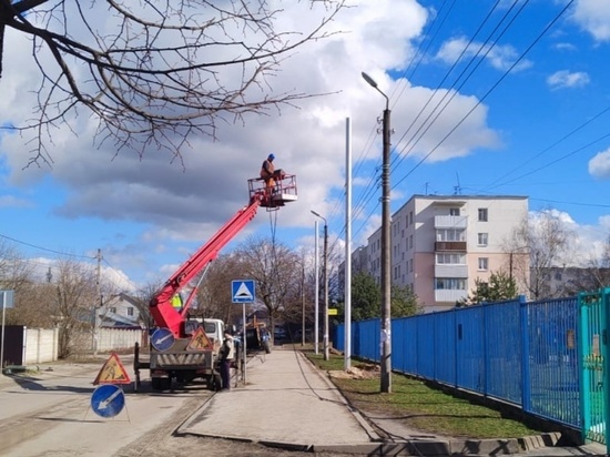 На улице Ермакова в Брянске монтируют наружное освещение