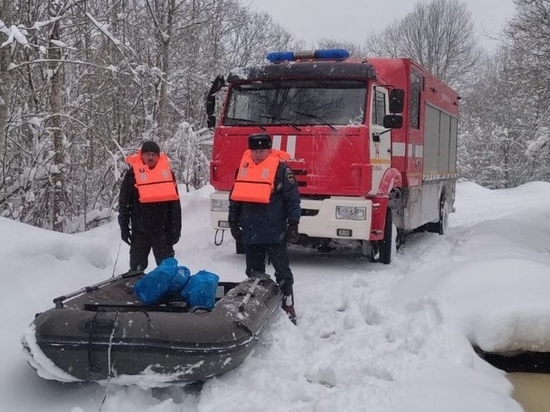 В Солецком округе затопило транспортные пути к деревне Остров