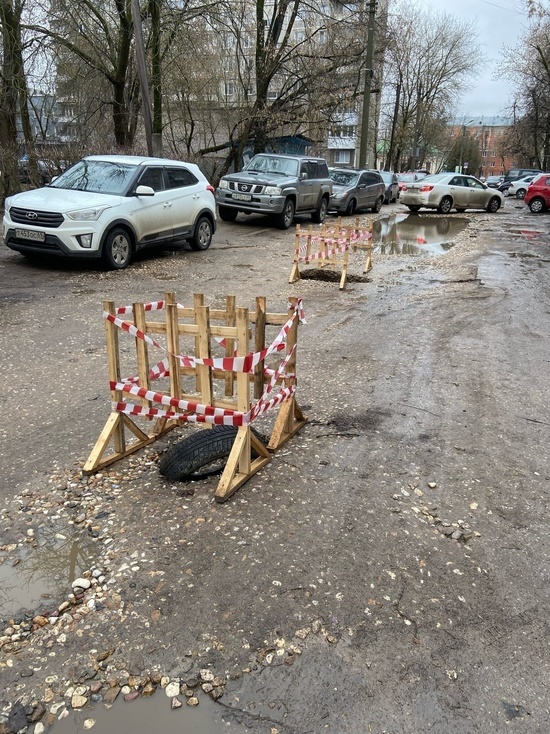 В Твери возле жилого дома из-за подземных вод появляются большие ямы
