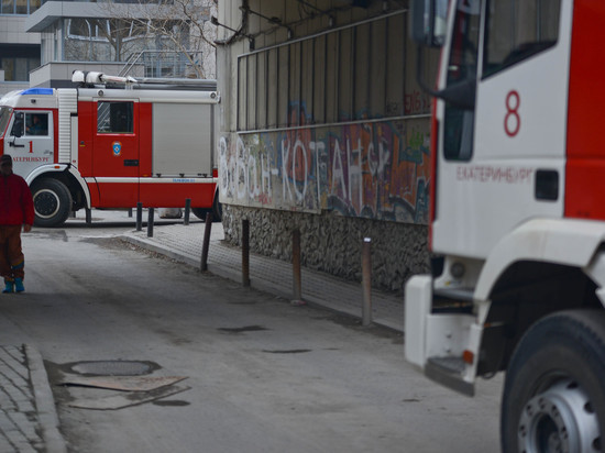 Автомойка с газовыми баллонами внутри загорелась в Екатеринбурге