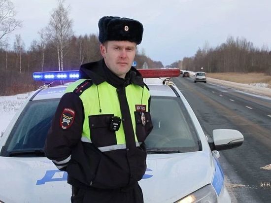 Псковский полицейский принял роды в машине посреди трассы