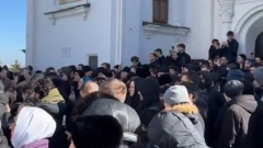 Православные оцепили здание Киево-Печерской Лавры и поют молитвы: видео