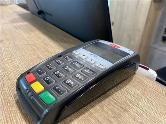 Стало известно, почему кассиры настаивают на оплате по QR-коду