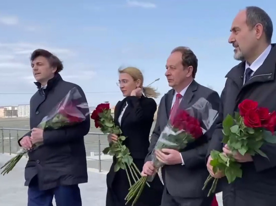 Министр просвещения России возложил цветы к памятнику в Махачкале
