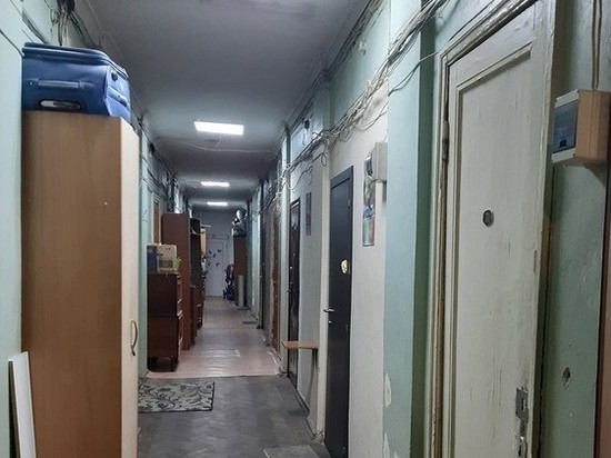 Отец обнаружил тело 15-летней дочери в коридоре на Танкистов, во время смерти девочка находилась с мачехой