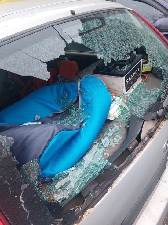 В Твери вандал разбил заднее стекло машины, но из салона ничего не украл