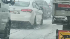 Автомобили снесло с трассы М4 "Дон" в Ростовской области из-за снегопада: видео