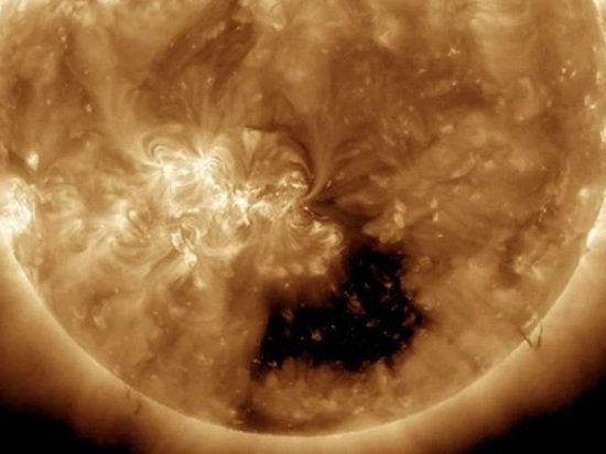 На солнце появилась дыра, которая в 20 раз больше Земли