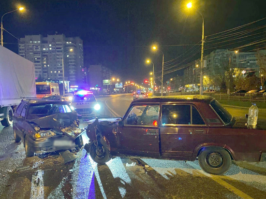 Трое волгоградцев попали в больницу после жесткого столкновения двух авто