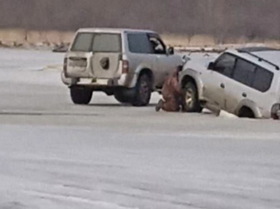 Автомобиль Toyota Land Cruiser Prado провалился под лед на Сахалине