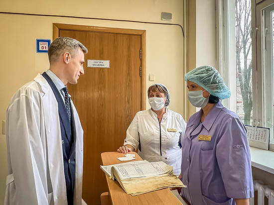 Василий Анохин посетил медицинские учреждения Смоленска