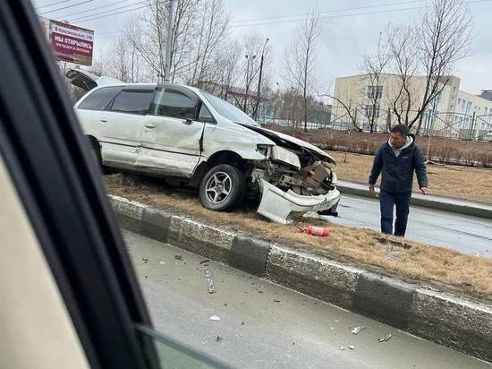 Внедорожник и минивэн жестко столкнулись в Южно-Сахалинске