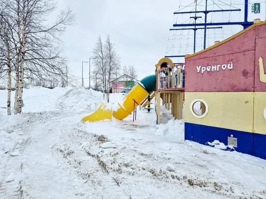 В Уренгое с подрядчиком разорвут контракт из-за заваленных снегом детских площадок