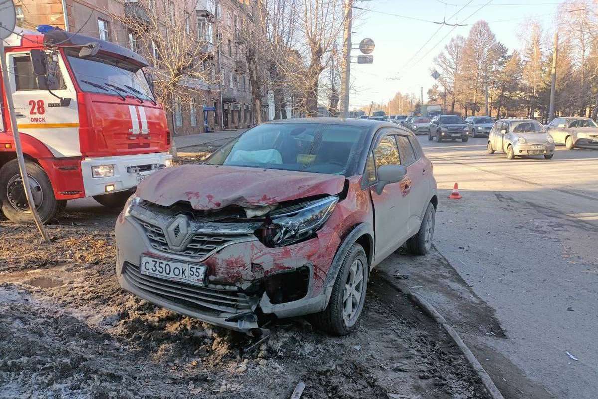 В Омске два ребёнка пострадали при столкновении машин на Богдана Хмельницкого -
