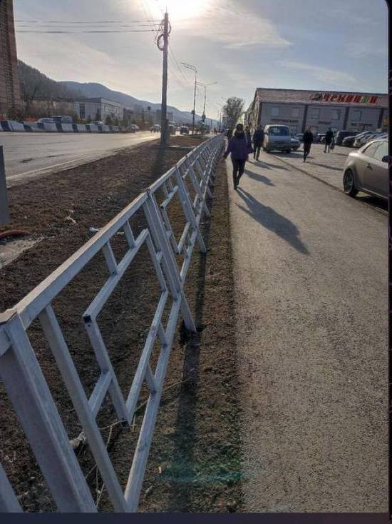 Красноярцы пожаловались на завалившийся забор у Лесоперевалочной базы на улице Свердловская