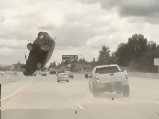 Видео "безумной" аварии с взлетевшим в воздух автомобилем набрало 18 миллионов просмотров