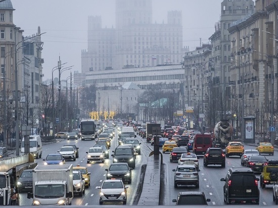 Жителей Москвы и Подмосковья предупредили о «желтом» уровне погодной опасности из-за тумана